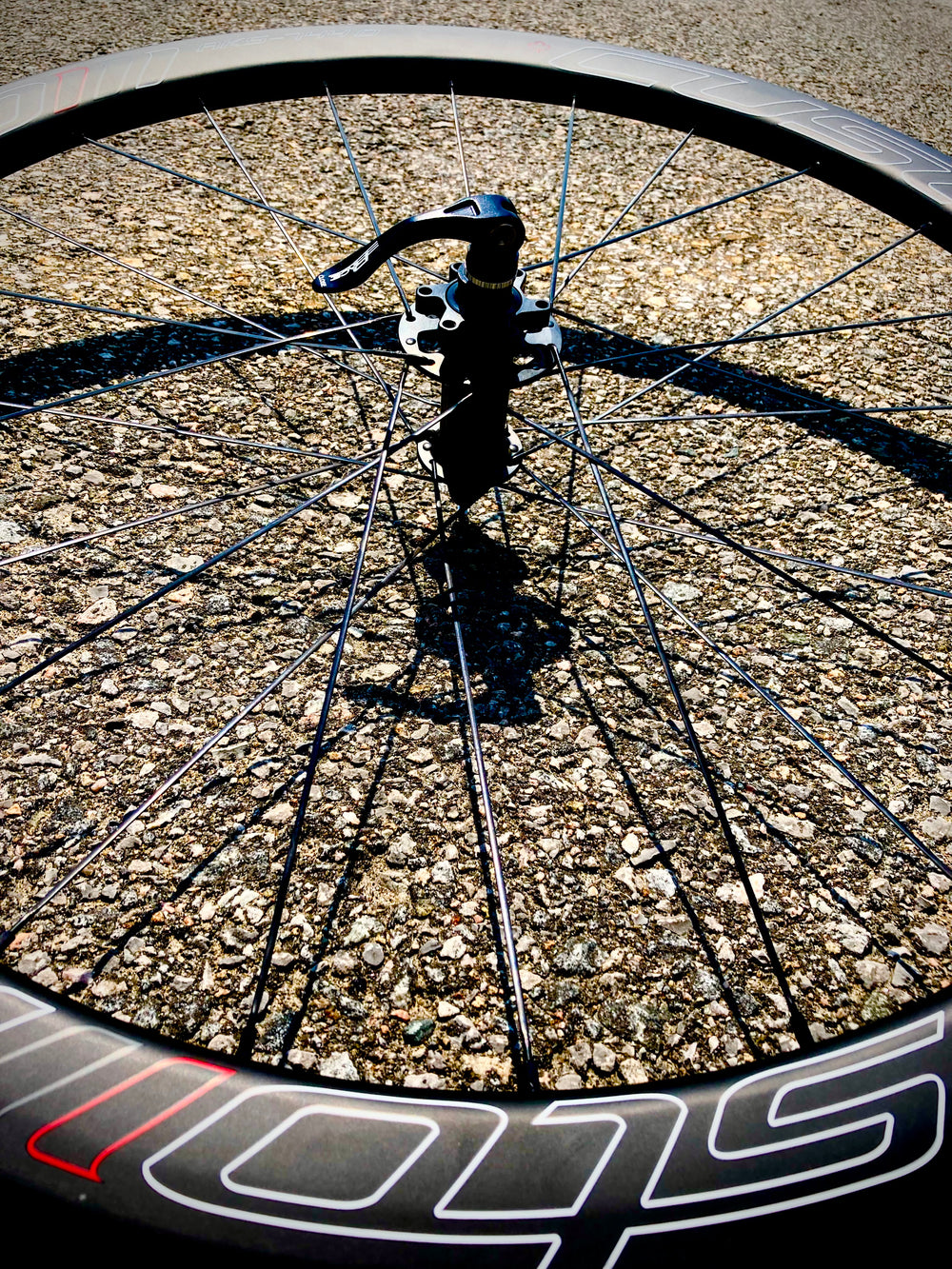 Alu VS Carbone: En un tour de roue...