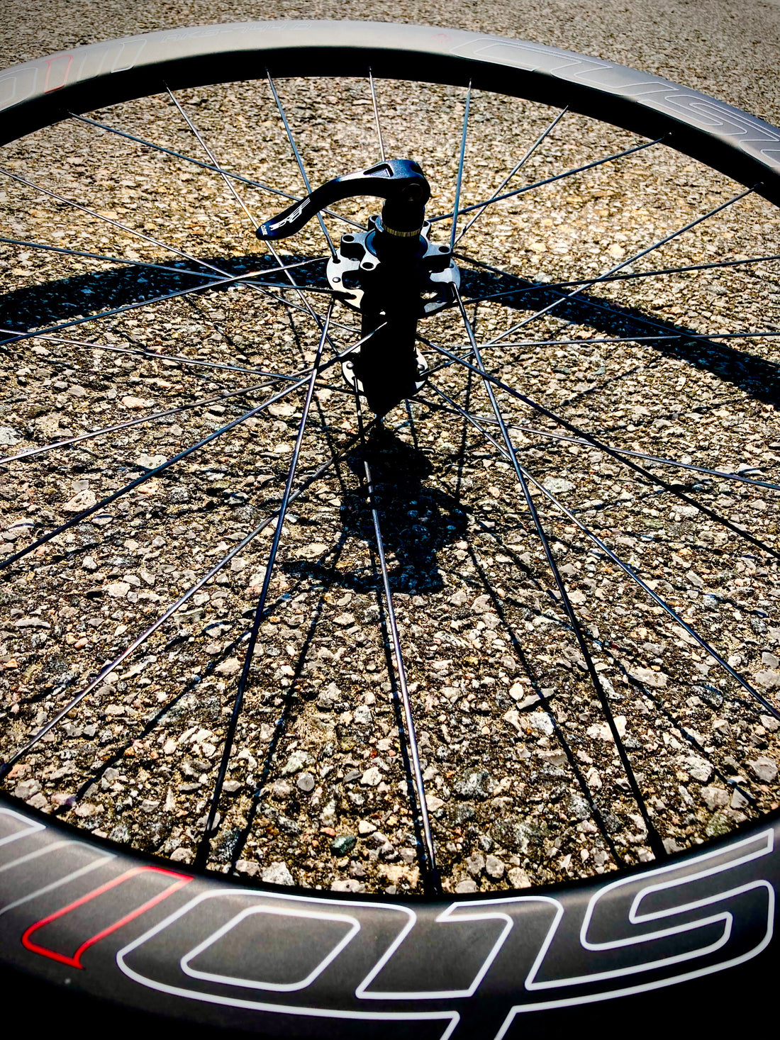Alu VS Carbone: En un tour de roue...